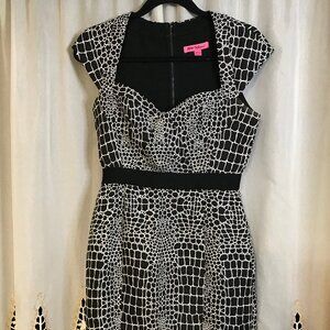 Elegaant Betsey Johnson fitted full zip  dress  Sz 2